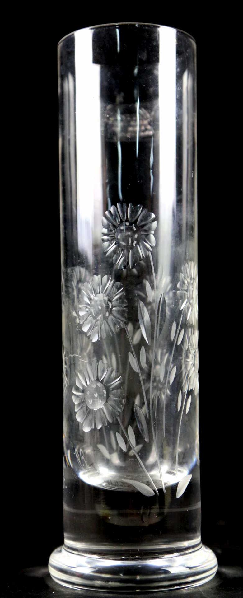 ROCK ROYAL CRYSTAL FINE HABD ETCHED GLASS VASE: ROCK ROYAL CRYSTAL FINE HABD ETCHED GLASS VASE WITH SUNFLOWER MOTIF Condition Report GOOD Height 7 in