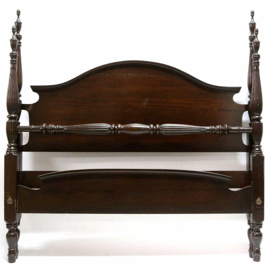 VINTAGE MAHOGANY FULL POSTER BED: VINTAGE MAHOGANY POSTER BED, FULL SIZE. HEADBOARD AND FOOTBOARD Condition Report GOOD Height 58 Width 56 in