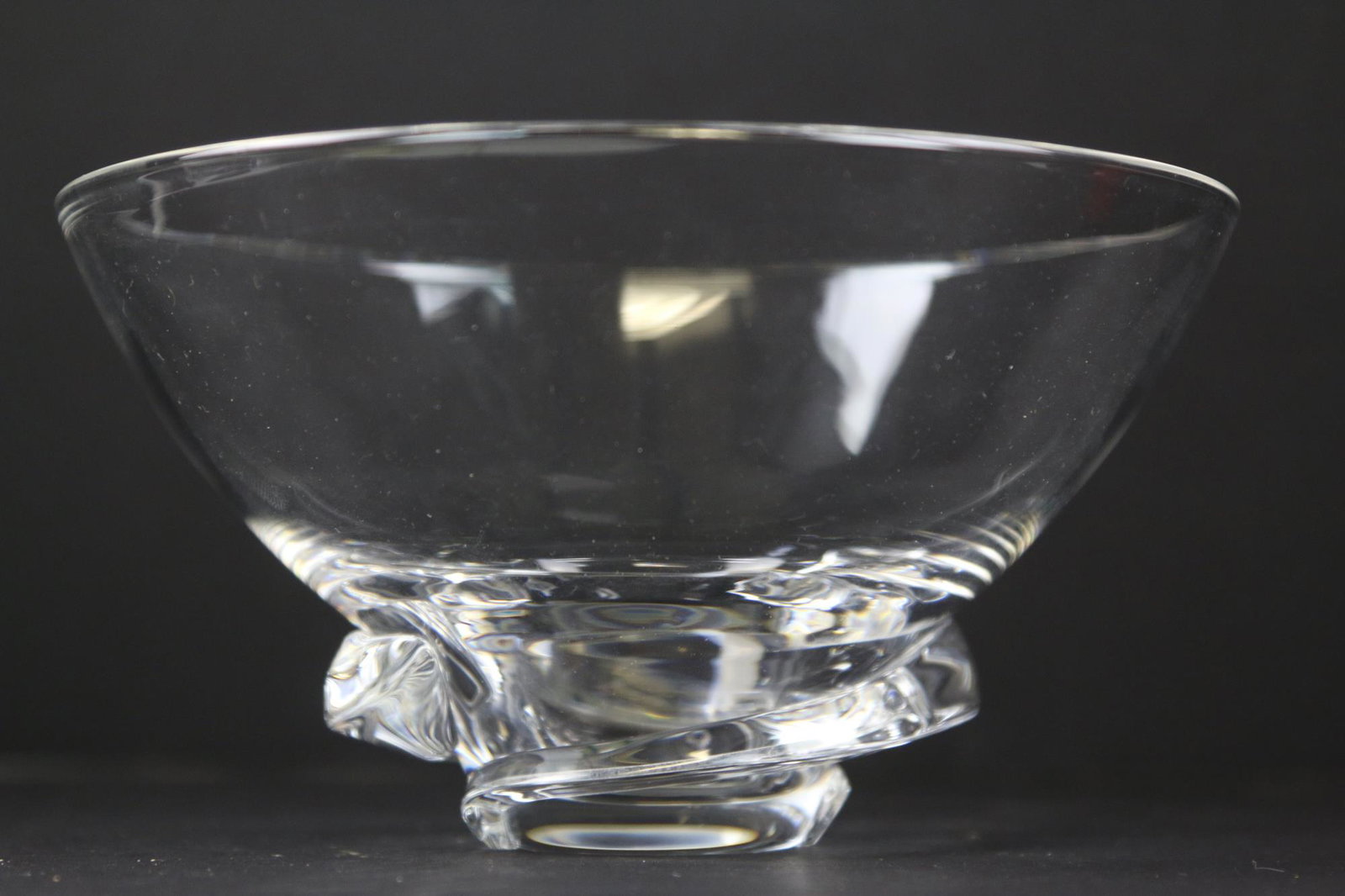 STEUBEN AMERICAN FINE TWIST BOWL BY POLLARD: STEUBEN AMERICAN FINE GLASS BOWL WITH TWIST BASE DESIGNED BY DONALD POLLARD, CLASSIC Condition GOOD H 4 W 7 IN