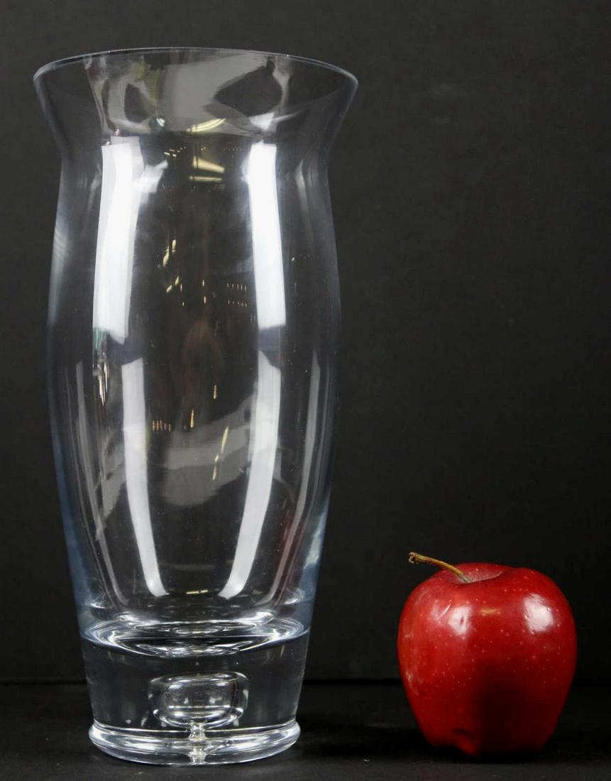 VERA WANG 10 INCH HAND BLOWN ART GLASS VASE: VERA WANG HAND BLOWN ART GLASS VASE Condition GOOD H 10 W 5 IN