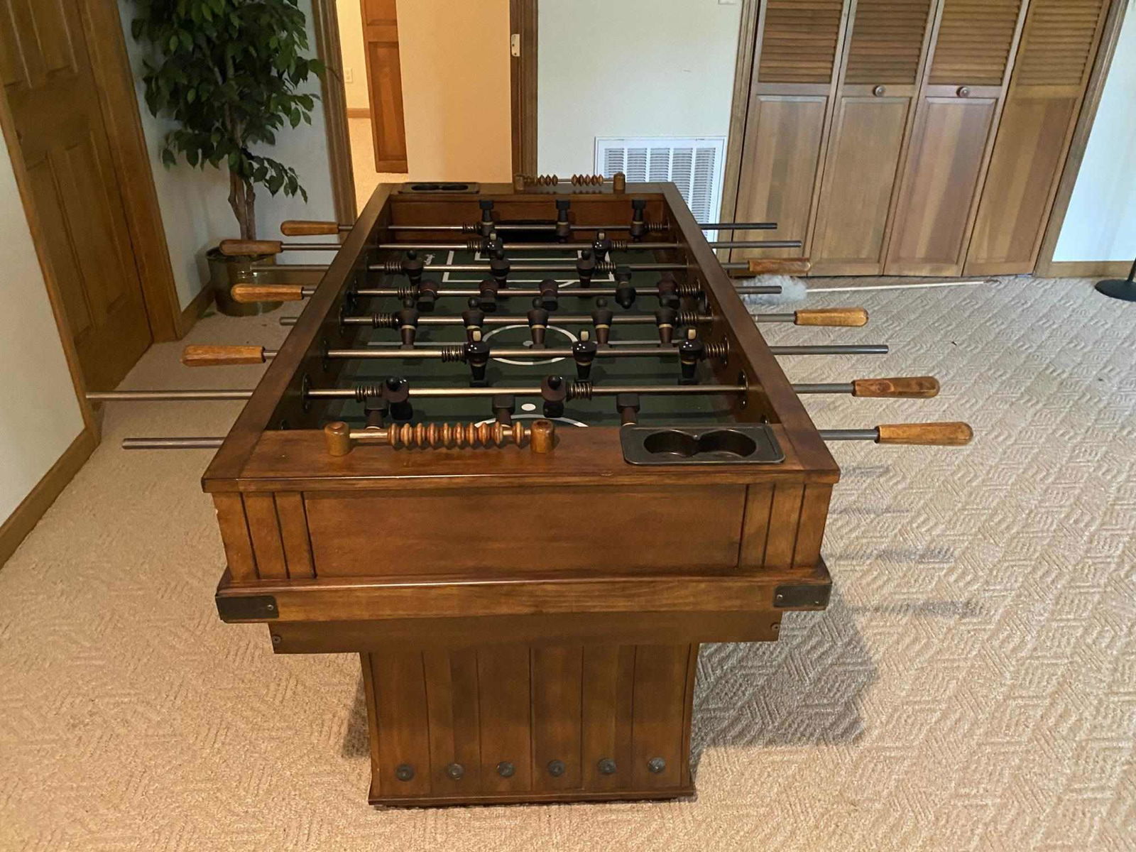 LAKE TOXAWAY HOME FINE VINTAGE FOOSBALL TABLE: LAKE TOXAWAY HOME FINE VINTAGE FOOSBALL TABLE Condition GOOD