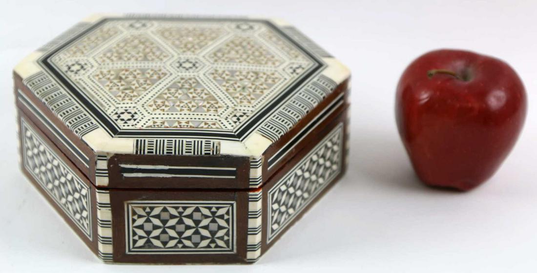 FINE ANTIQUE BONE INLAID DRESSER BOX: FINE ANTIQUE BONE INLAID DRESSER BOX Condition GOOD H 3 W 7 IN