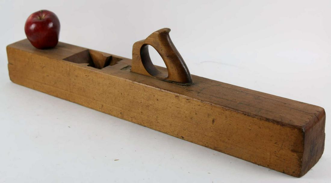ANTIQUE LARGE 27-INCH AMERICAN SLIDE PLANE TOOL: ANTIQUE LARGE 27-INCH AMERICAN SLIDE PLANE WOODEN TOOL Condition GOOD H 8 W 27 D 3.5 IN