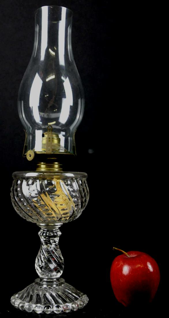 SCHOVILL MFG. COMPAANY AMERICAN ANTIQUE OIL LAMP: SCHOVILL MFG. COMPAANY AMERICAN ANTIQUE OIL LAMP IN THE FRENCH BACARRAT STYLE Condition GOOD H 16 W 4 in