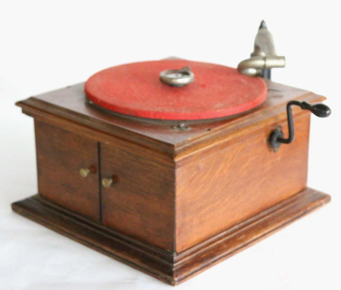 RCA VICTOR ANTIQUE VV-VI HAND CRANK PHONOGRAPH: RCA VICTOR ANTIQUE VV-VI WIND UP RECORD PLAYER, Condition GOOD