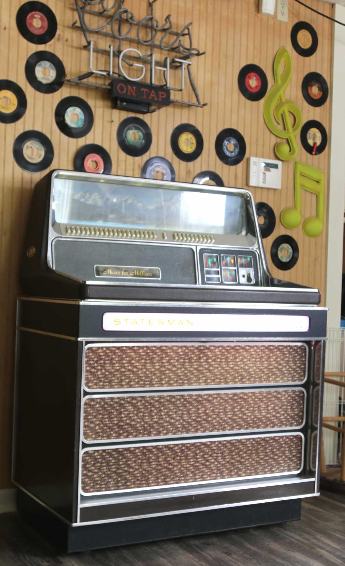 WURLITZER "STATESMAN" WORKING VINTAGE 45 JUKEBOX: WURLITZER "STATESMAN" WORKING VINTAGE 45 JUKEBOX Condition GOOD