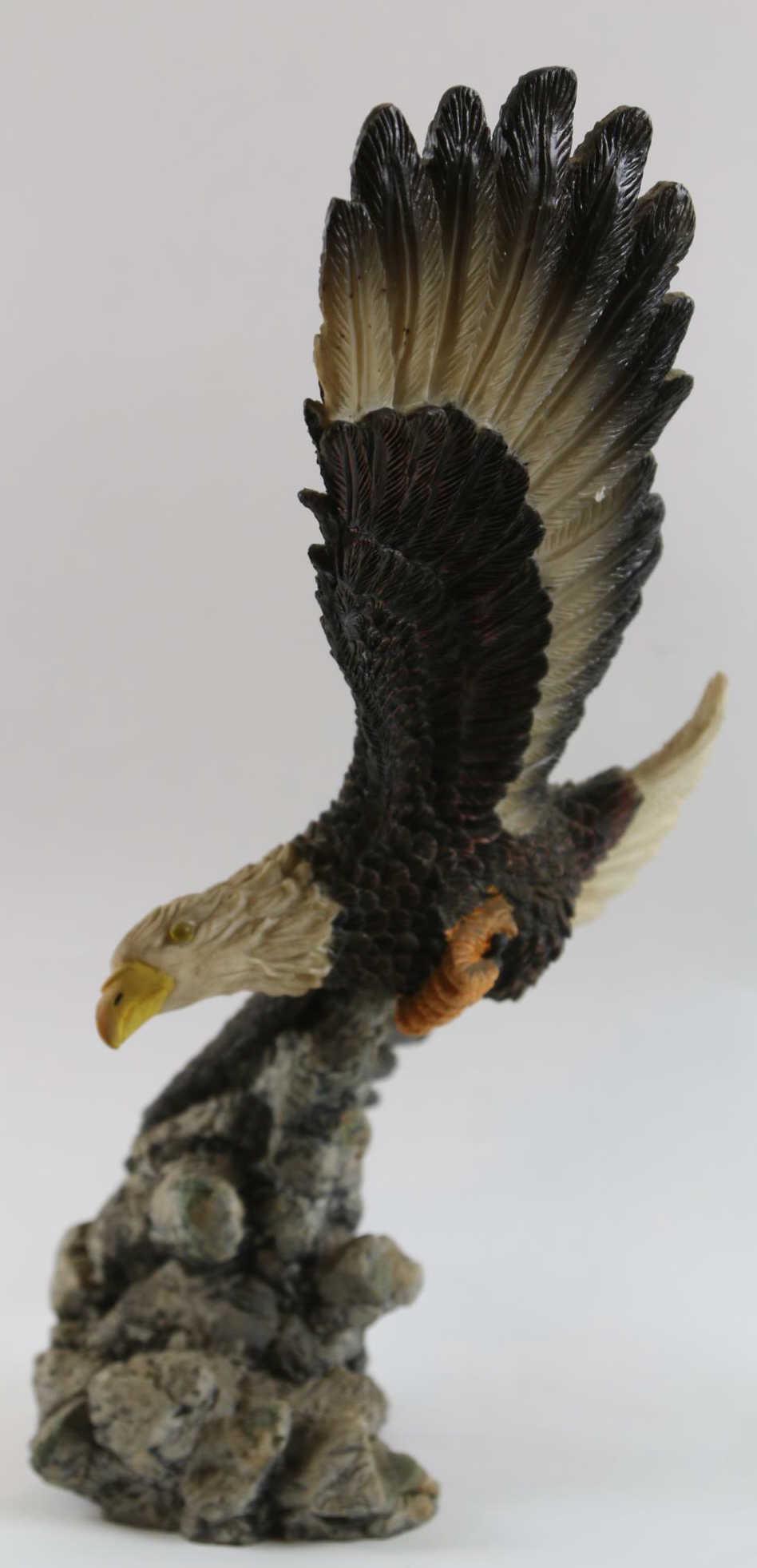 FINE 18" DECORATIVE BALD EAGLE SCULPTURE: FINE 18" DECORATIVE BALD EAGLE SCULPTURE Condition GOOD