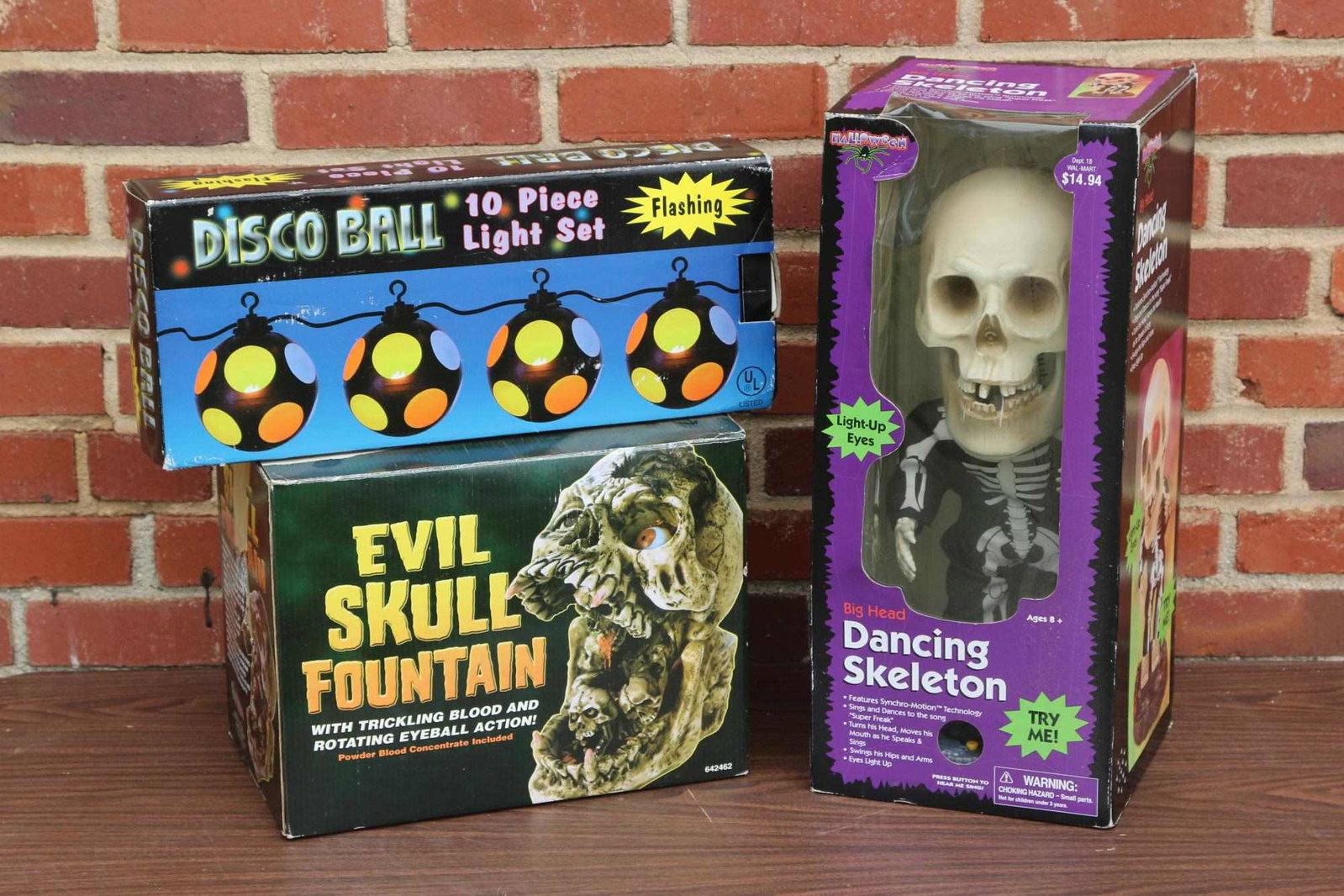 HALLOWEEN DECORATION GROUPING W/ DANCING SKELETON: HALLOWEEN GROUPING INCLUDES EVIL SKULL FOUNTAIN, DANCING SKELETON, AND 10 PC LIGHT SET Condition GOOD