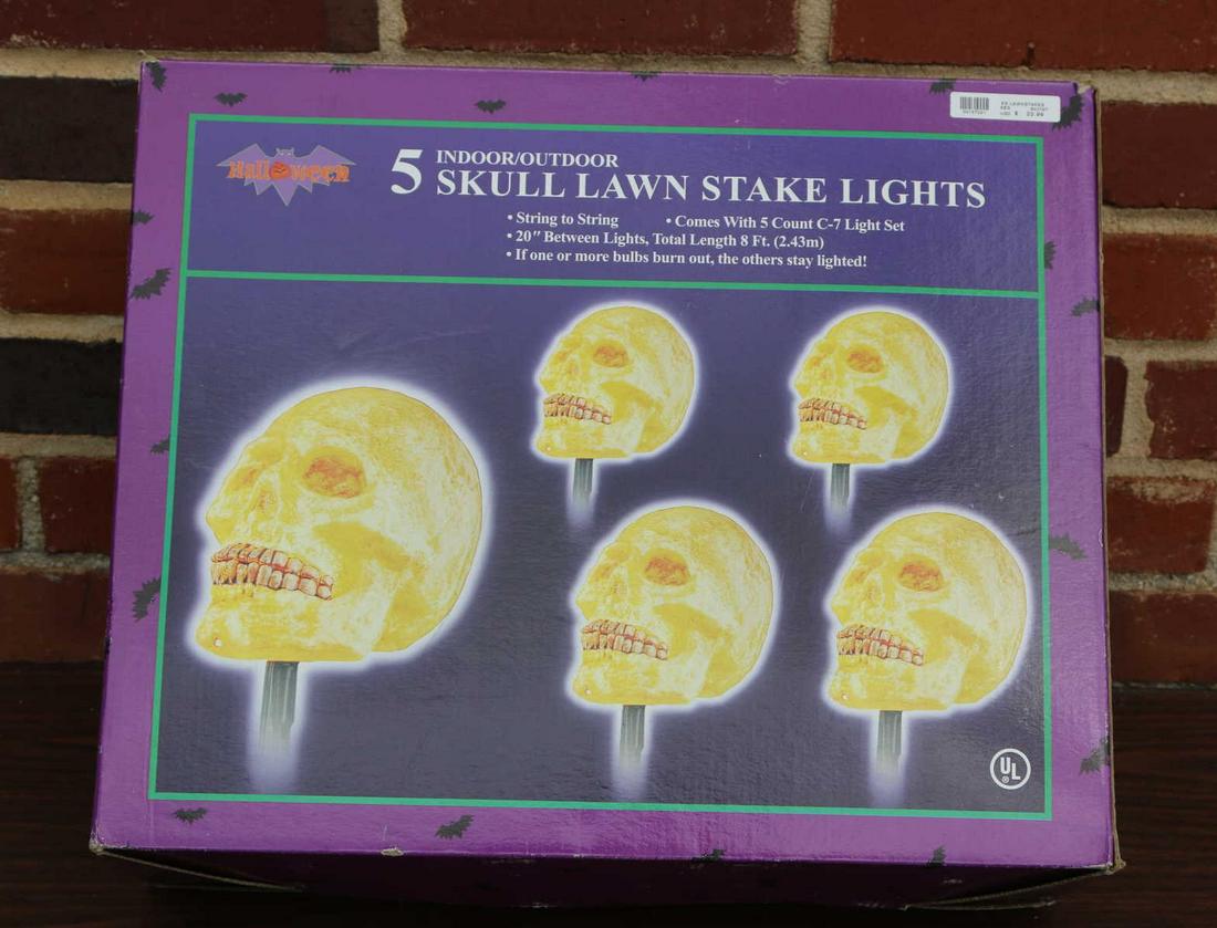 HALLOWEEN INDOOR/OUTDOOR SKULL LAWN STAKE LIGHTS: HALLOWEEN INDOOR/OUTDOOR SKULL LAWN STAKE LIGHTS WITH 20" BETWEEN LIGHTS FOR A TOTAL LENGTH OF 8 FT. Condition GOOD