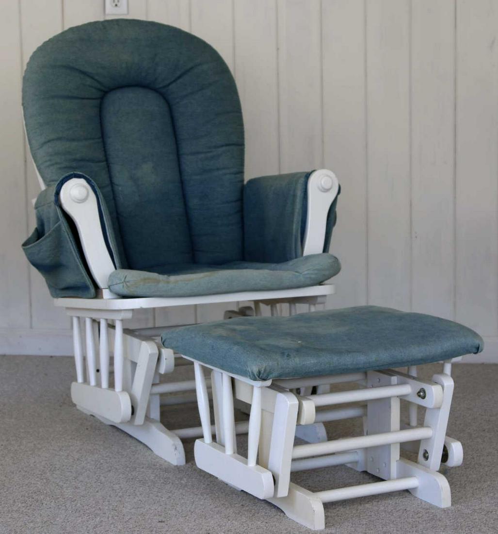 WHITE FLOATING ROCKING CLUB CHAIR & OTTOMAN: WHITE FLOATING ROCKING CLUB CHAIR & OTTOMAN Condition GOOD FRAME / UPHOLSTERY FADED & WORN H 13 W 21 D 16 unit in