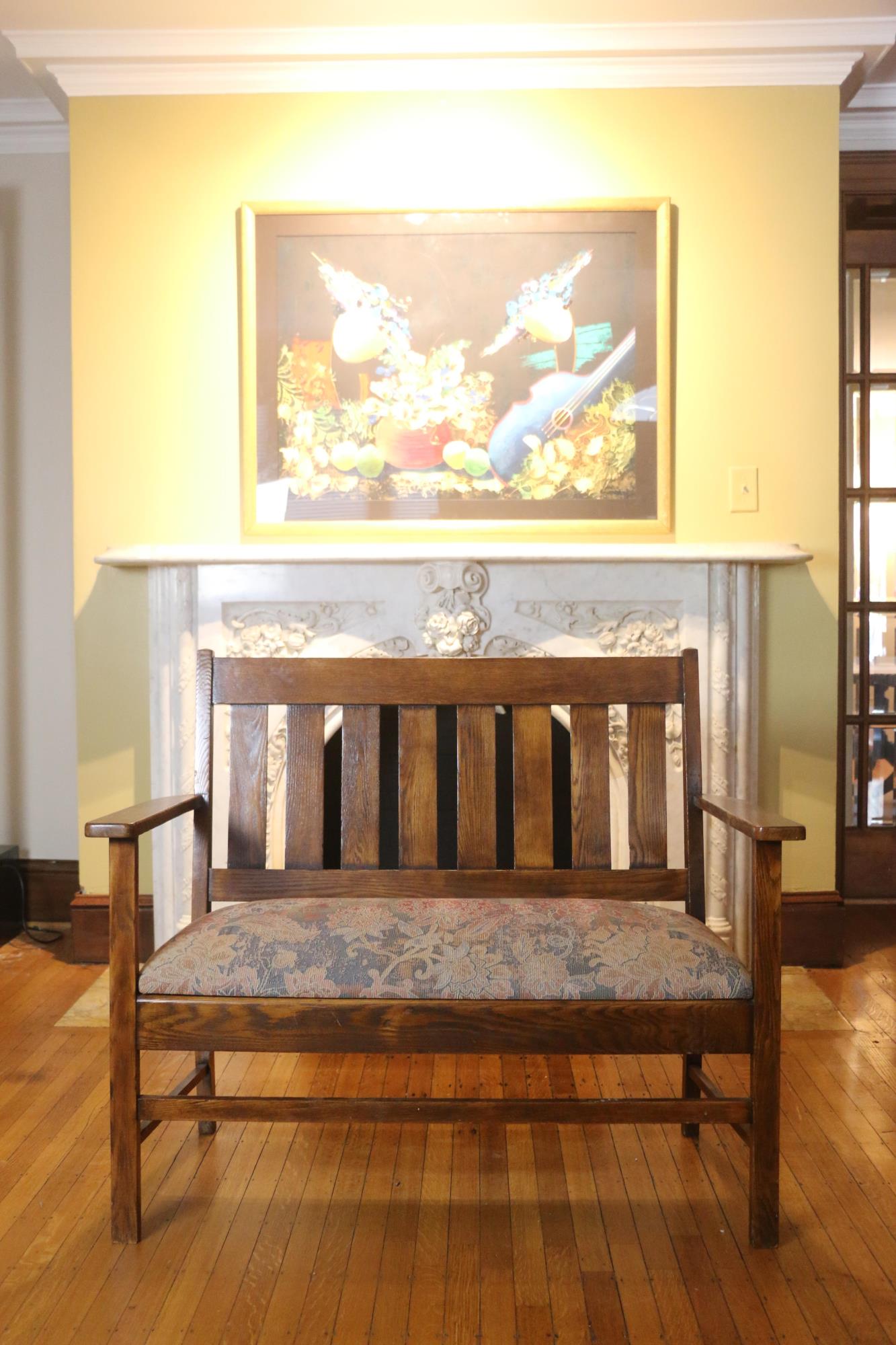 AMERICAN ANTIQUE ARTS & CRAFTS OAK LOVESEAT: AMERICAN ANTIQUE ARTS & CRAFTS OAK LOVESEAT POSSIBLY STICKLEY Condition GOOD H 38 W 45 D 72 IN