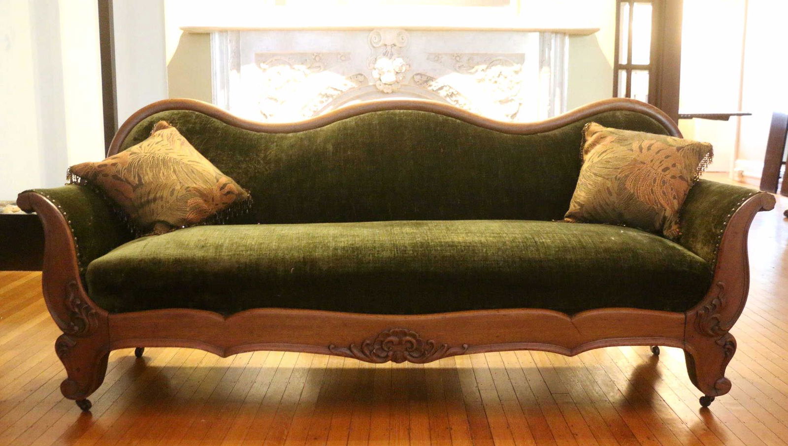 FINE AMERICAN CARVED OAK VICTORIAN SOFA (1 of 3)