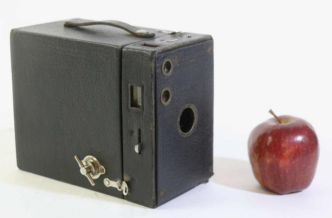 ANTIQUE CAMERA (1 of 2)