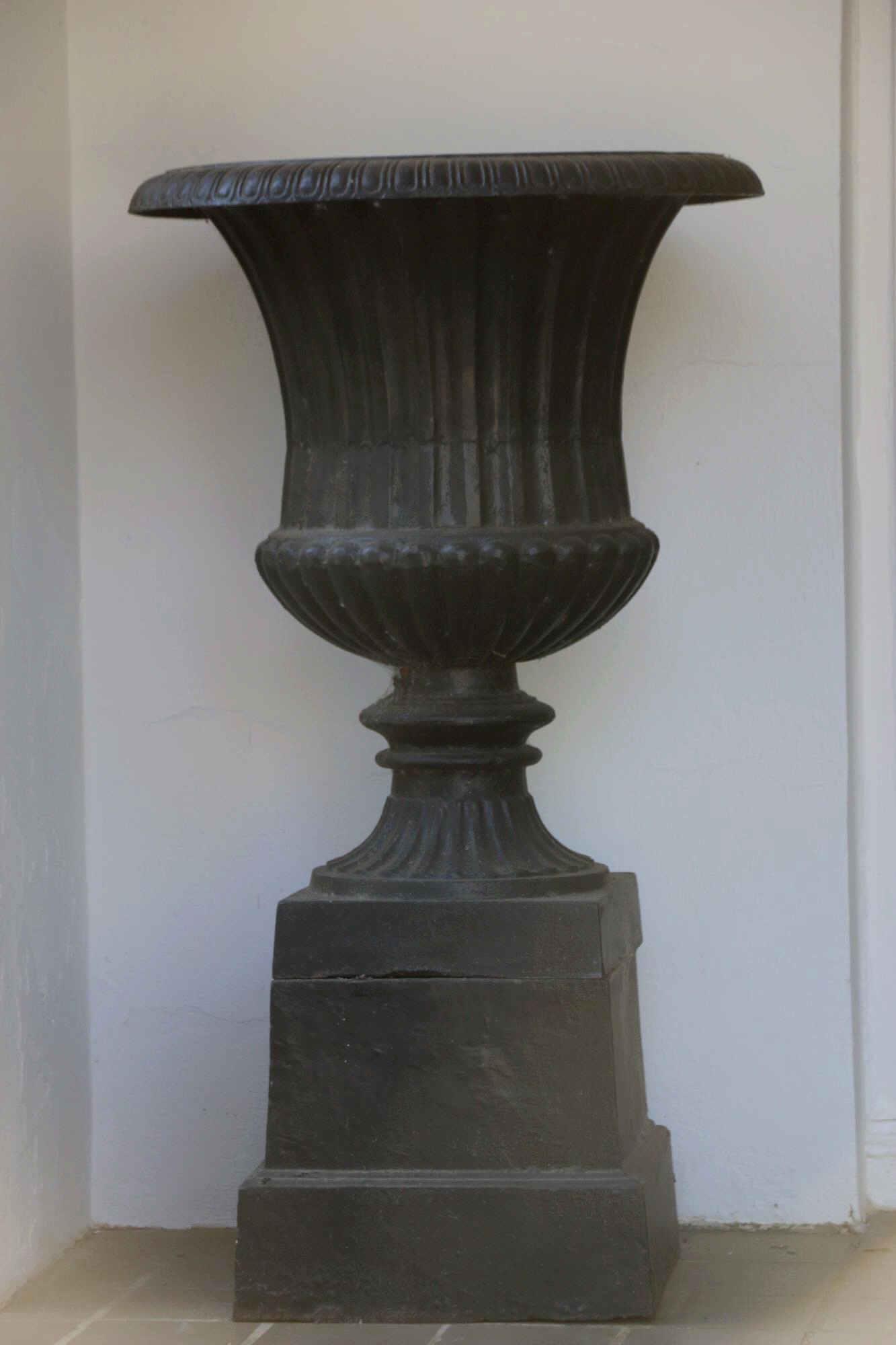 41" CAST IRON DECORATIVE ENTRY  RAISED PLANTER (1 of 4)