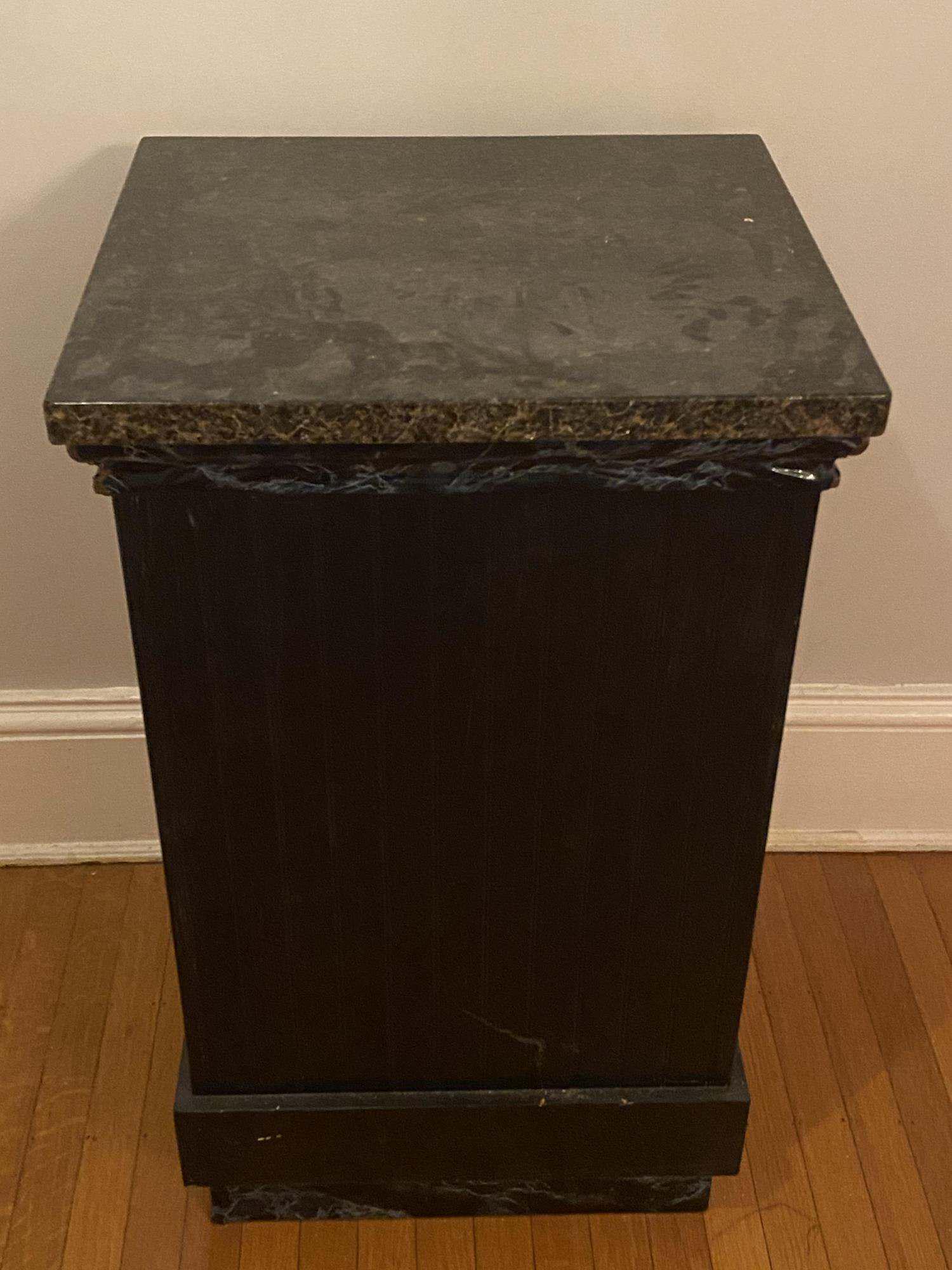 GRANITE TOP EBONIZED 36" PEDESTAL: GRANITE TOP EBONIZED 36" PEDESTAL Condition GOOD H 36 W 20 D 20 IN