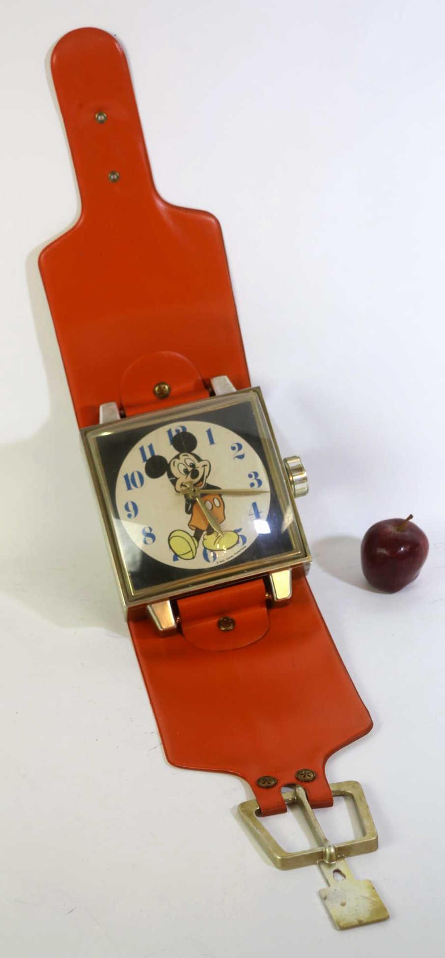 VINTAGE 37" HANDING WALT DISNEY MICKEY MOUSE WATCH (1 of 5)