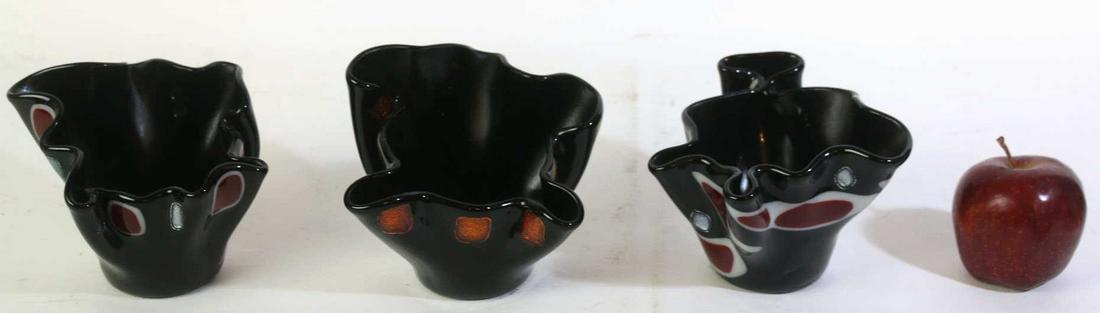 THREE VINTAGE MURANO HAND BLOWN ARTGLASS VASES: THREE VINTAGE MURANO HAND BLOWN ARTGLASS VASES Condition GOOD H 4 W 6 IN