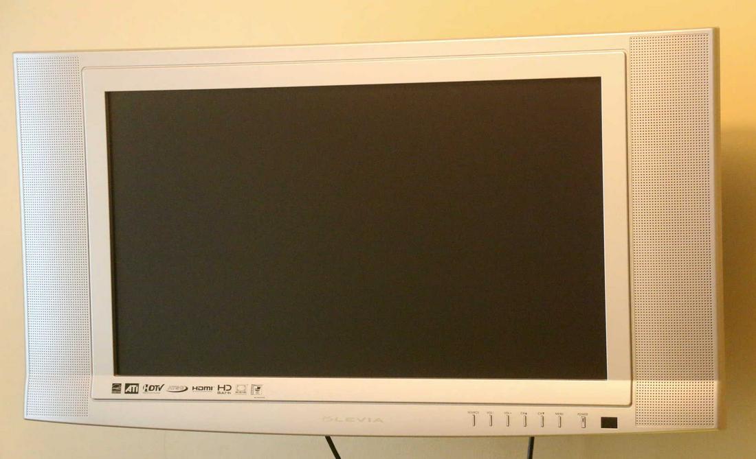 OLEVIA FLAT 32" SCREEN TV WITH WLL MOUNT (1 of 3)