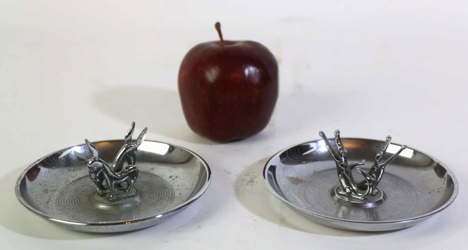 VINTAGE ART DECO CHROME ASHTRAY PAIRING (1 of 5)
