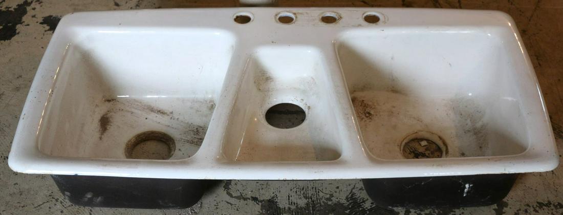 VINTAGE CAST IRON & PORCELAIN TRIPLE KITCHEN SINK: VINTAGE CAST IRON & PORCELAIN TRIPLE KITCHEN SINK Condition AS FOUND / GOOD H 42 W 22 IN