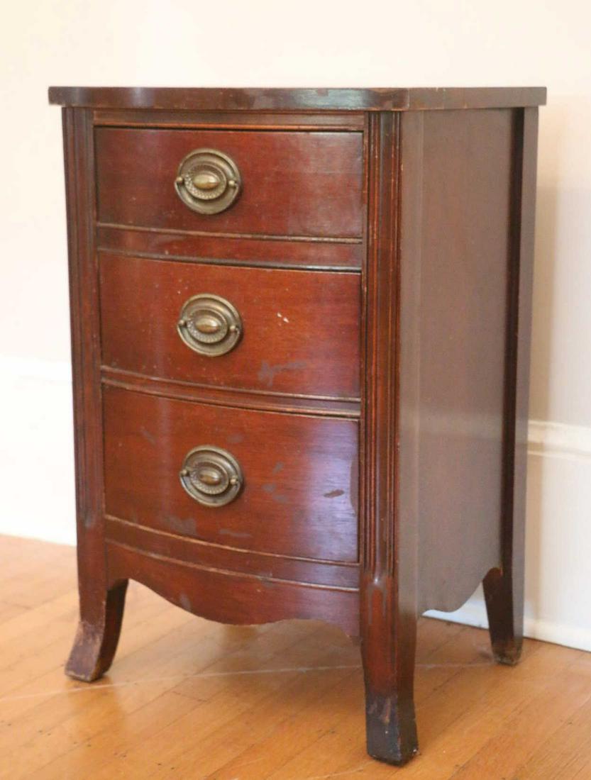 VINTAGE MAHOGANY THREE DRAWER BOWED NIGHTSTAND: VINTAGE MAHOGANY THREE DRAWER BOWED FRONT NIGHTSTAND Condition GOOD H 29 W 17 D 13 IN