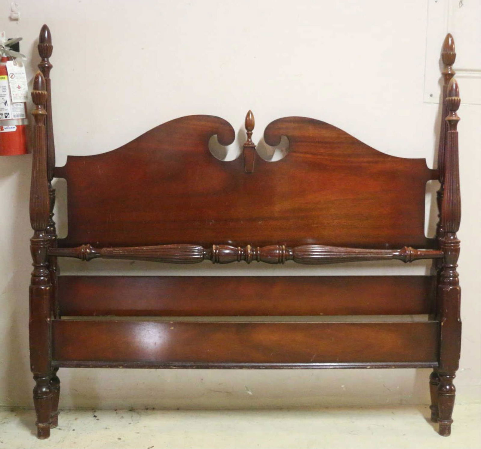 FINE VINTAGE MAHOGANY FULL SIZE POSTER BED (1 of 1)