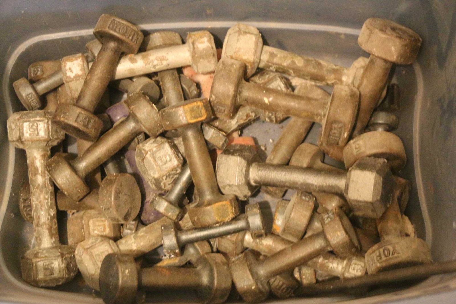 LARGE TOTE OF VINTAGE HAND WEIGHTS: LARGE TOTE OF VINTAGE HAND WEIGHTS Condition GOOD