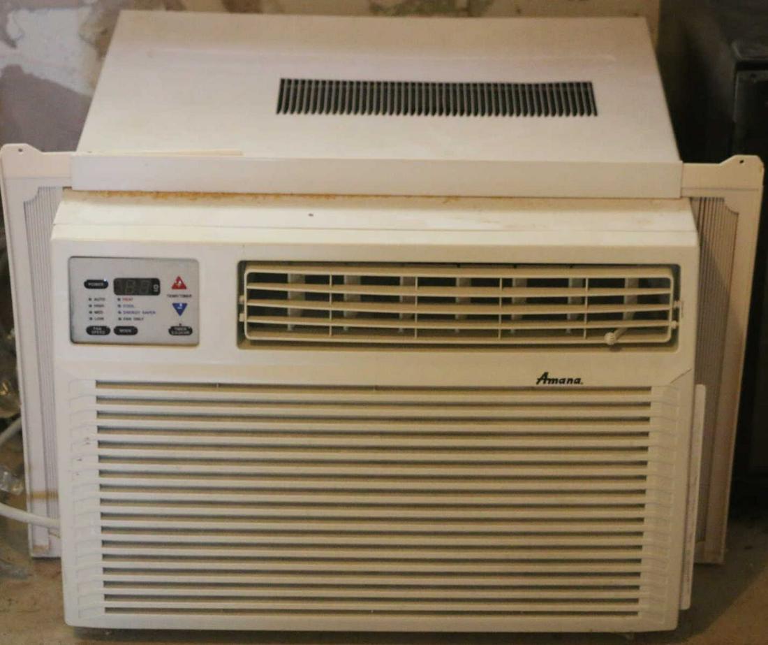 AMANA WINDOW AIR CONDITION UNIT (1 of 2)