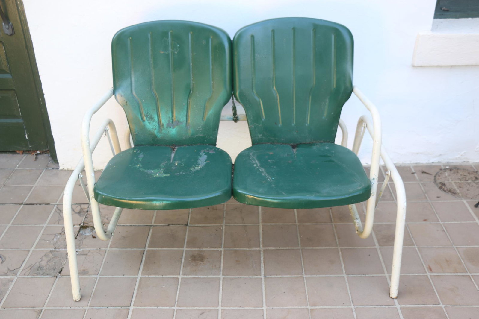 VINTAGE FLOATING OUTDOOR TWIN GLIDER: VINTAGE FLOATING OUTDOOR TWIN GLIDER Condition AS FOUND H 35 W 44