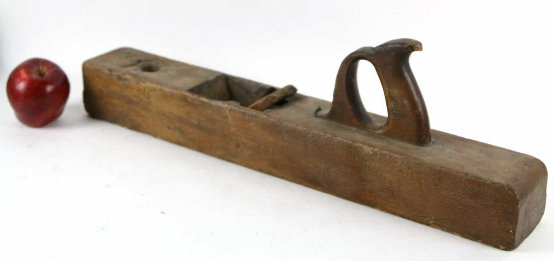 ANTIQUE LARGE 22-INCH AMERICAN SLIDE PLANE TOOL: ANTIQUE LARGE 22-INCH AMERICAN SLIDE PLANE WOODEN TOOL Condition GOOD H 7 W 22 D 8 IN