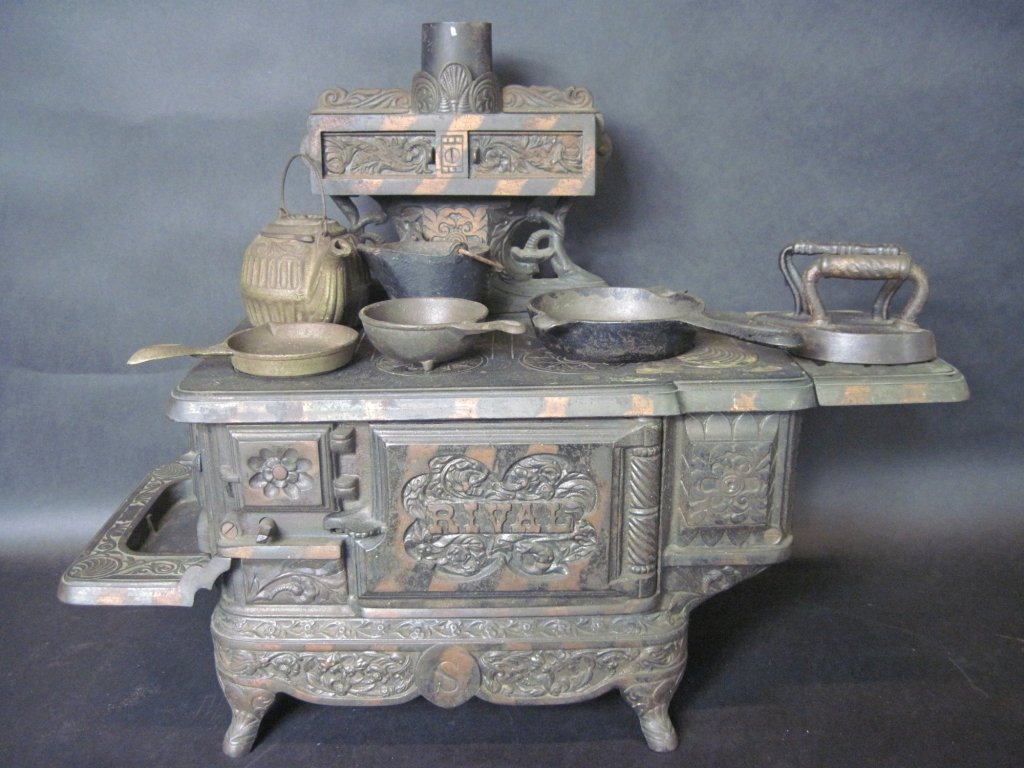 CAST IRON SALESMAN STOVE SAMPLE:: Cast iron salesman stove sample.
