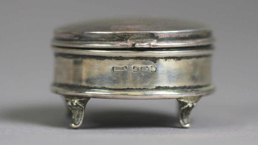 STERLING SILVER PILL BOX:: 1.25"H X 2"W, 29 gr.