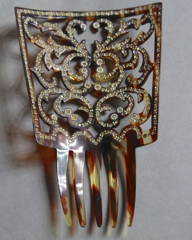 TORTOISE SHELL COMB:: 6" X 4".