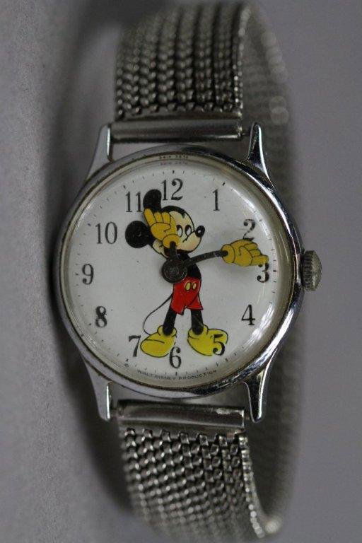 VINTAGE MICKEY MOUSE WATCH: VINTAGE MICKEY MOUSE WATCH: