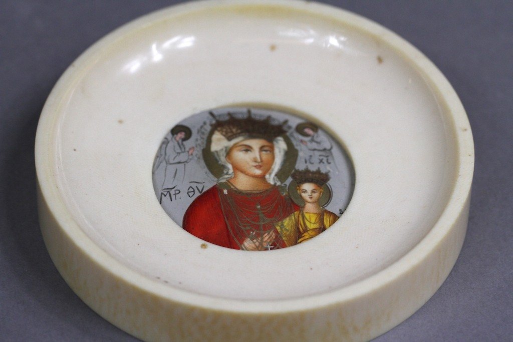 EARLY IVORY ON IVORY FRAME (MADONNA BELLA SALUTE):: 4.25" in diameter.