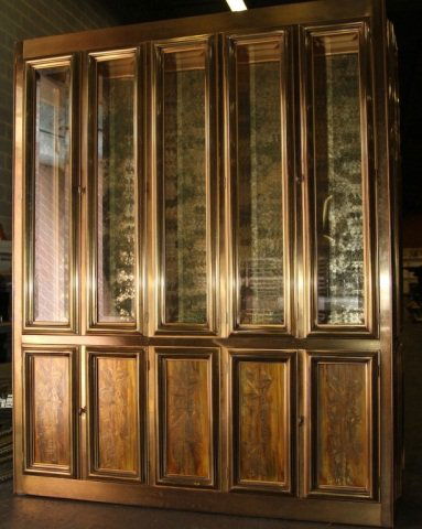 MASTERCRAFT MID CENTURY GILDED BREAKFRONT VITRINE:: 77.5"H X 62"W X 17"D.
