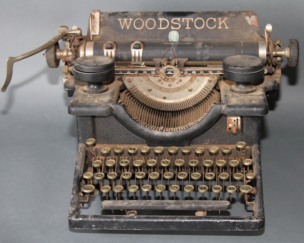 VINTAGE WOODSTOCK TYPYWRITER: 9.75"H X 17.25"W X 13"D.
