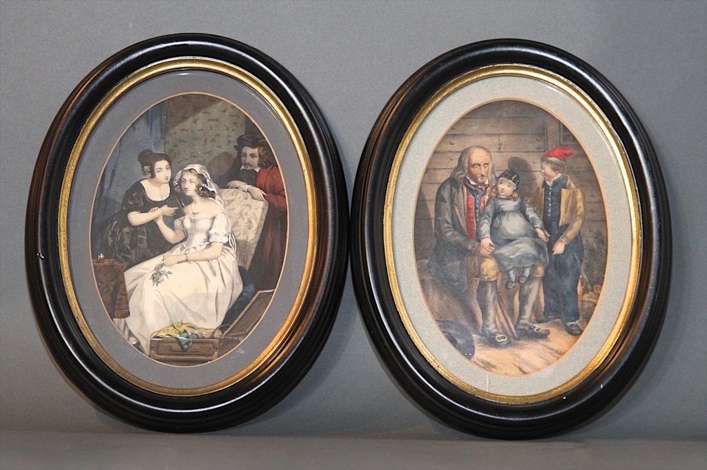 PAIR OF ANTIQUE PRINTS OVAL FRAMES:: Sight: 7.5"H X 5.25"W Frame: 11"H X 8.5"W