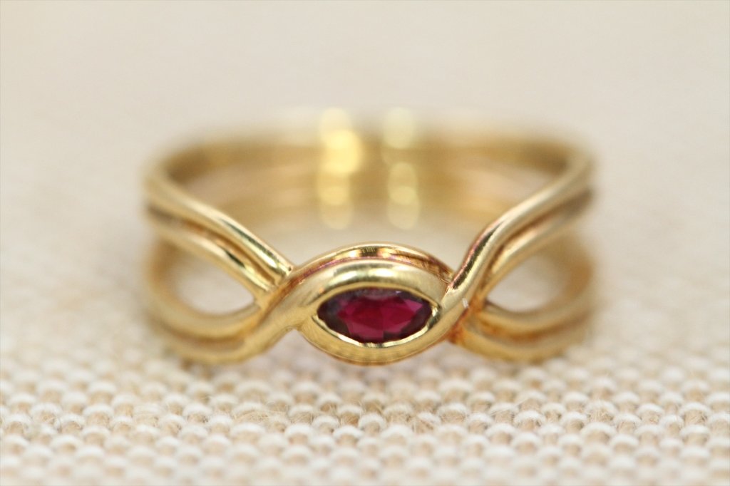 TIFFANY & CO.STERLING 18KYG RING WITH RUBIES:: Size 7.5 4 grams