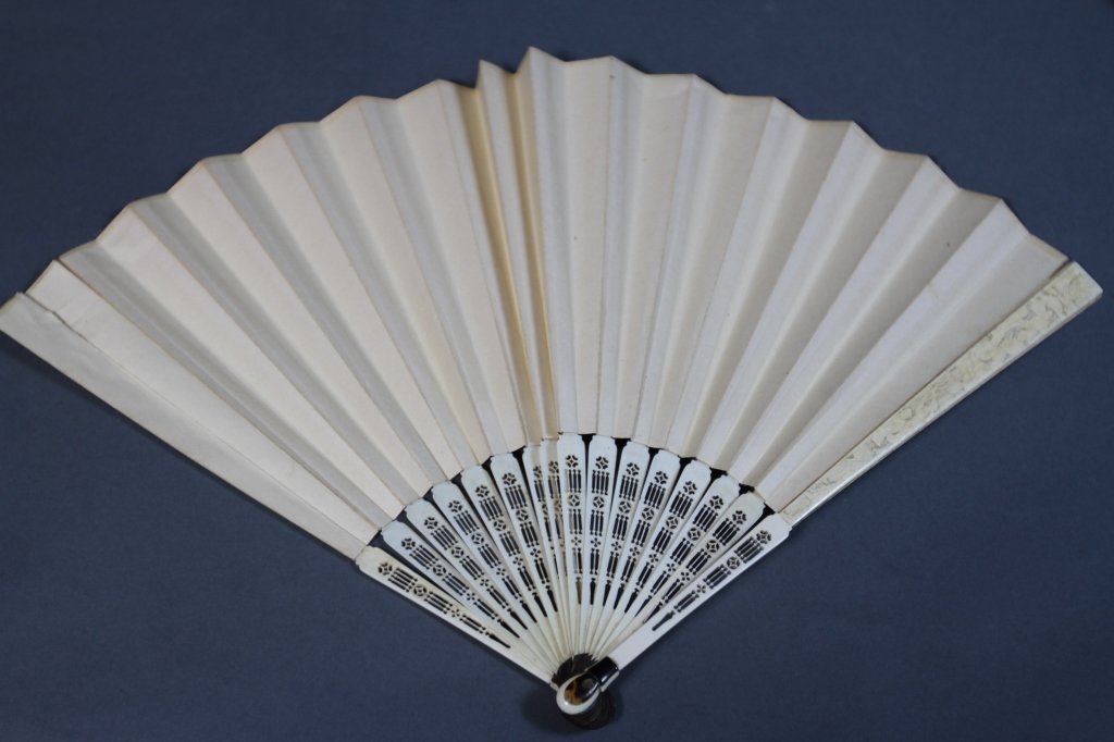 CHIN IVORY CARVED FILIGREE FAN W/ TORT SHELL MOUNT: Chinese ivory carved filigree fan with tortoise shell mounts. 11.5"L