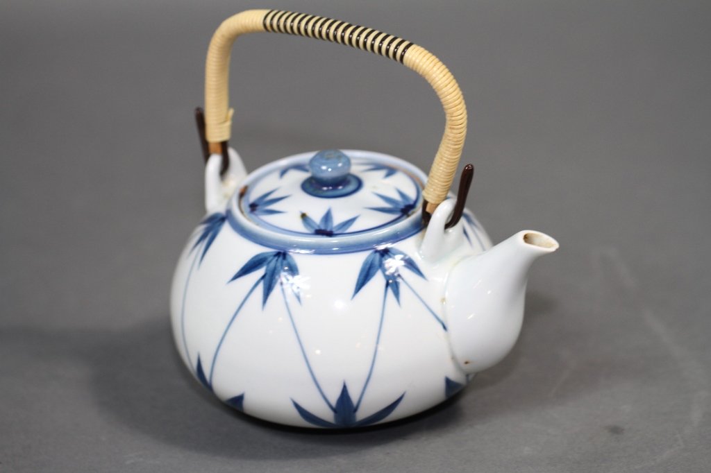 CHINESE TEA POT:: 5.5"H X 5.75"W X 4.5"in diameter