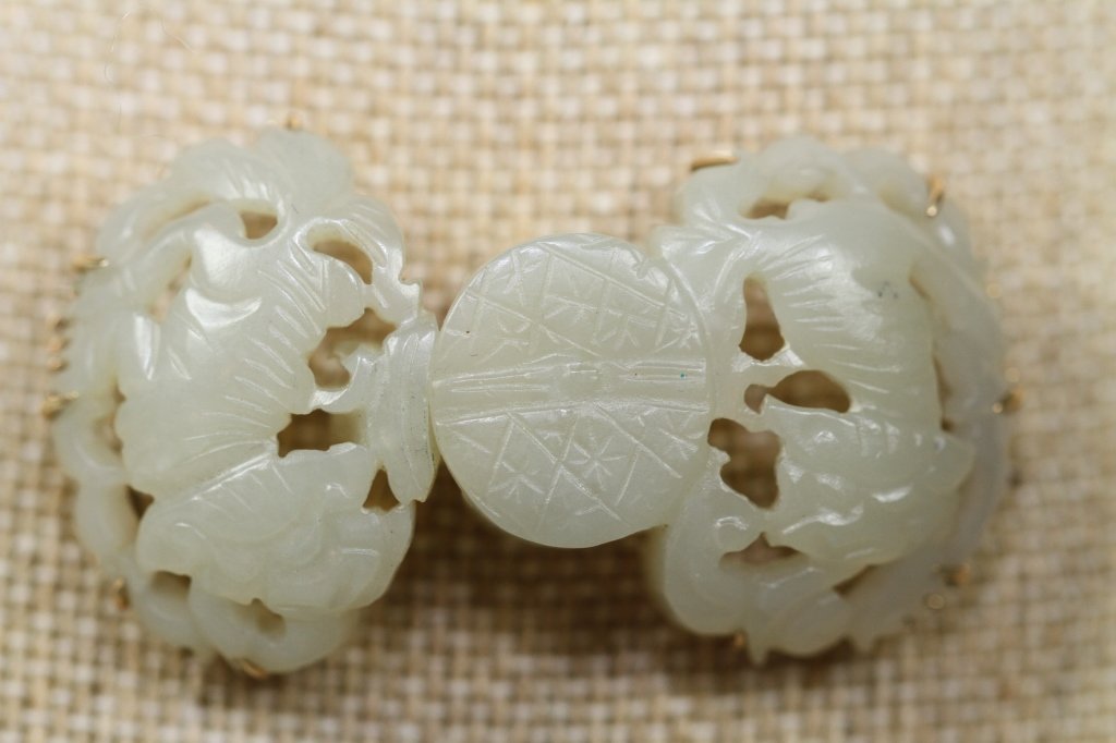 CHINESE JADE BUCKLE MOUNTED AS PIN FU DOG 18KYG:: CHINESE JADE BUCKLE MOUNTED AS PIN FU DOG 18KYG: