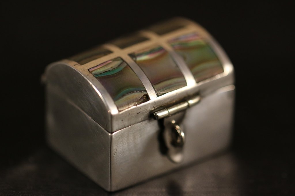 STERLING & MOTHER OF PEARL PILL BOX: STERLING & MOTHER OF PEARL PILL BOX 1 3/8" WIDTH