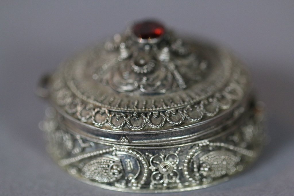 STERLING & GARNET MOUNTED PILL BOX: STERLING & GARNET MOUNTED PILL BOX
