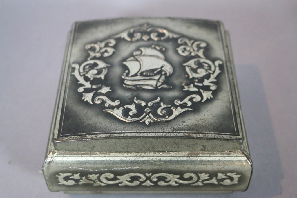 WEST GERMAN TOLE HAND CHASED BOX: WEST GERMAN TOLE HAND CHASED BOX