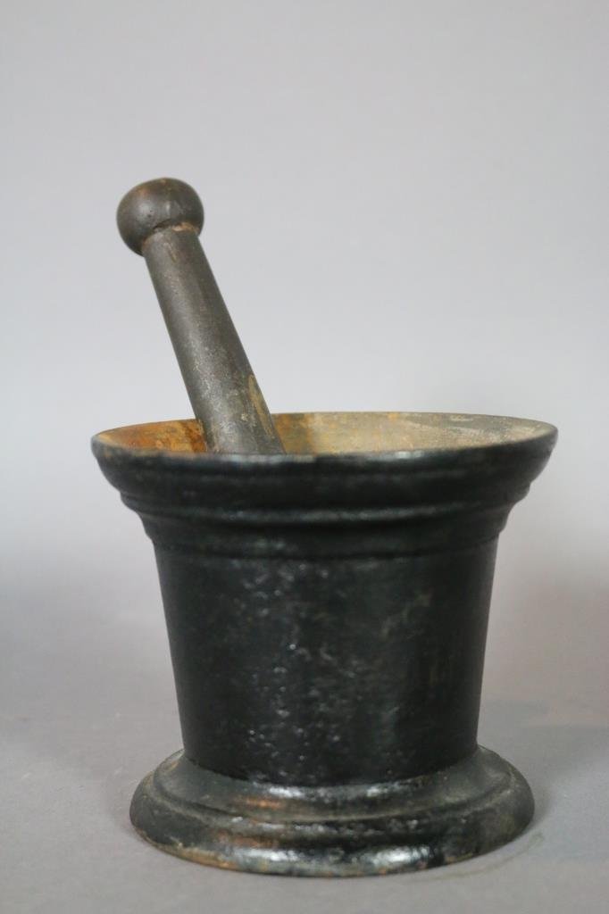 CAST IRON ANTIQUE MORTAR & PESTLE: MORTAR & PESTLE 3"H X 4"D