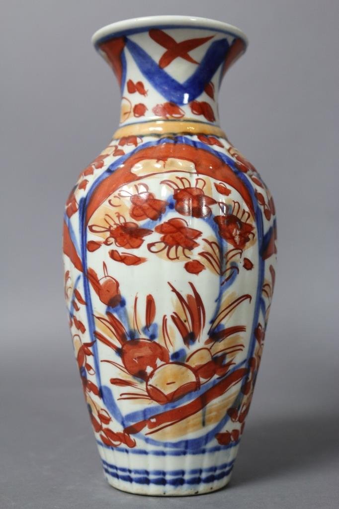 JAPANESE ANTIQUE IMARI VASE: JAPANESE ANTIQUE IMARI VASE