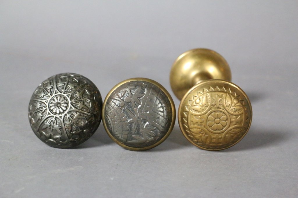 VINTAGE DOOR KNOBS (2 SETS): VINTAGE DOOR KNOBS (2 SETS)