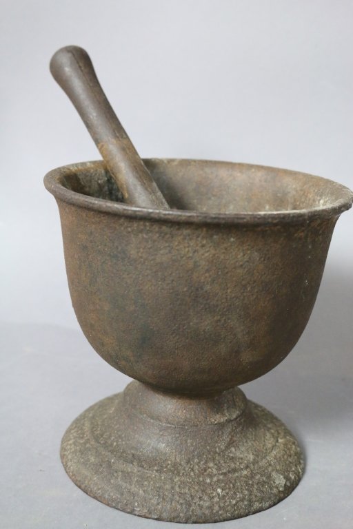 LARGE ANTIQUE CAST IRON MORTAR AND PESTLE: LARGE ANTIQUE CAST IRON MORTAR AND PESTLE