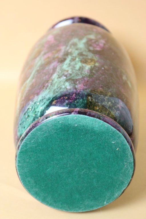 CHINESE JADE SERPENTINE SEVEN SHADES OF JADE VASE Lot 7